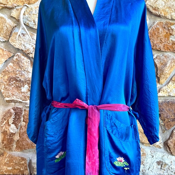 Vintage 80s 90s Blue Silk Kingfisher Lotus Pond Embroidered Chinese Kimono Robe - Picture 7 of 10